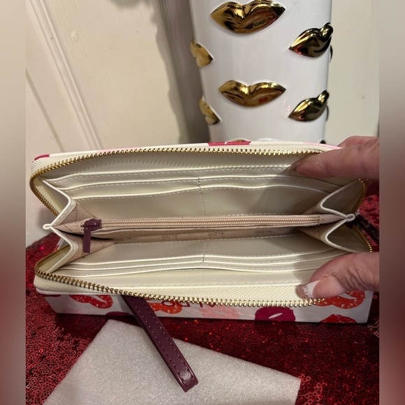 ALDO 💋NWT💋Women's Cream with Kiss Print Wallet/Wristlet - Picture 6 of 9